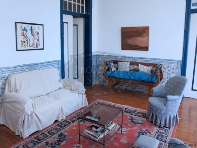 T2 Lisbon Apartment for Sale in Santa..