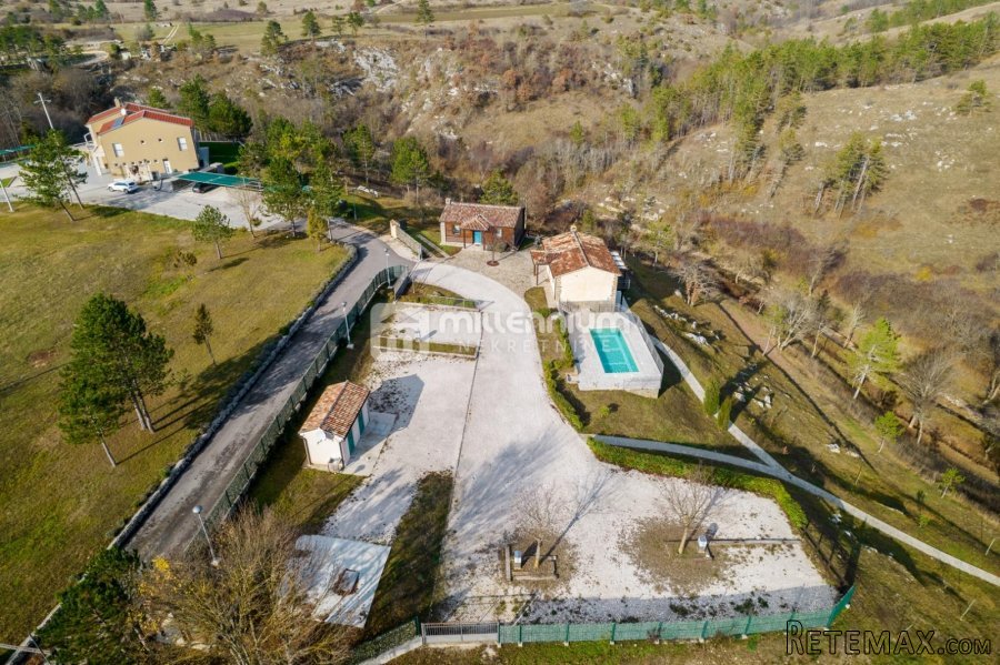 Istra, Pazin, 580m2, imanje s 3 kuće i bazenom