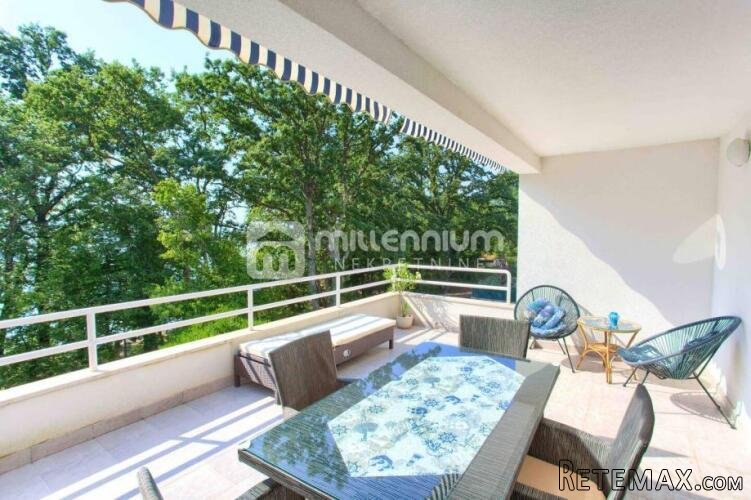 Otok Krk, Njivice, dvoetažni apartman 1.red do mora