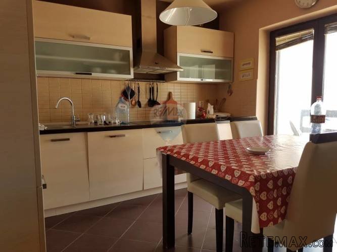 Prodaje se kuća sa 4 stana - 4