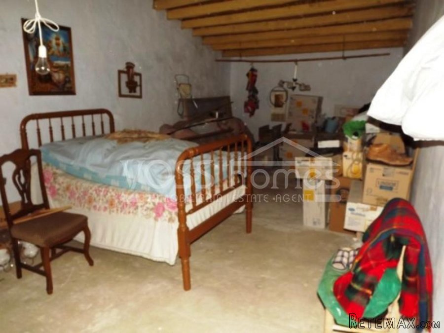 VILLAGE house of 2 storeys of 220m2 IN NEED OF RENOVATION.. - 17