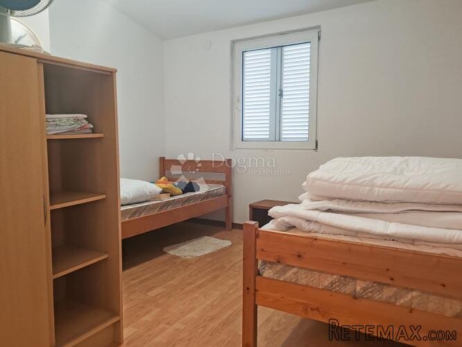 Visoka prizemnica blizu mora – Privatnost, komfor i pogled n