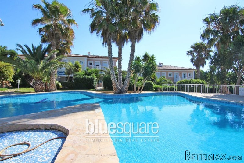 Lovely corner semi-detached house in a..