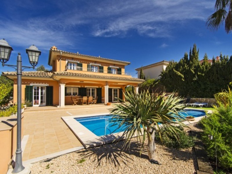 Charming Villa In A Residential Area..