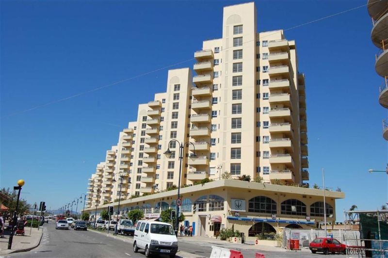 2 bed apartment in Watergardens - 2