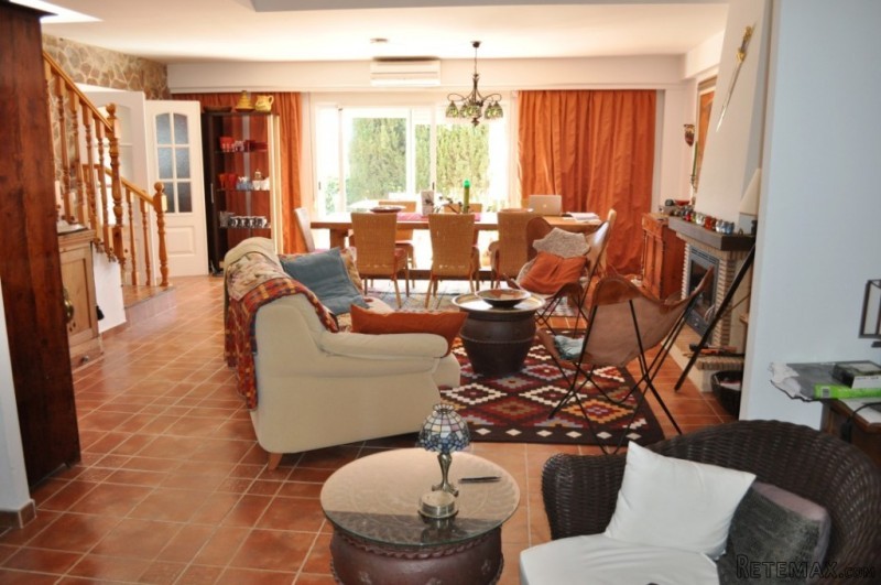 Spacious Semi-Detached Villa with..