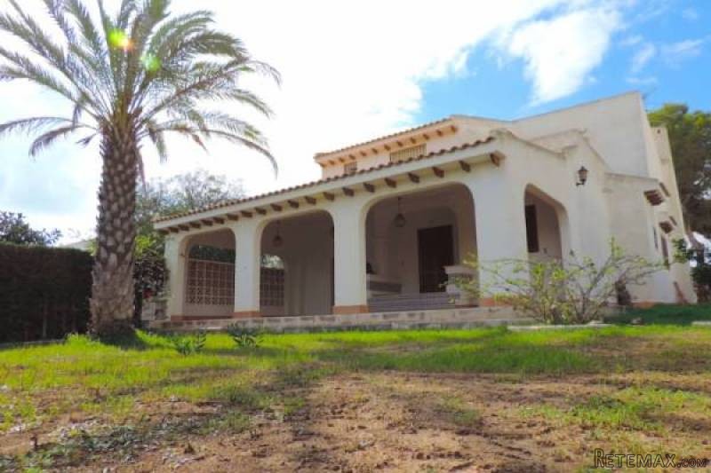 4 Bedroom 3 Bathroom Villa In La Zenia..
