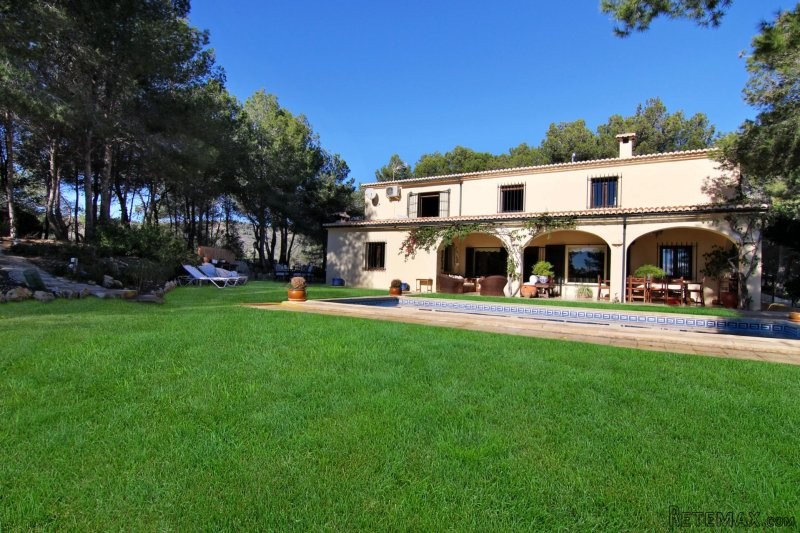 Beautiful villa in a tranquil setting..