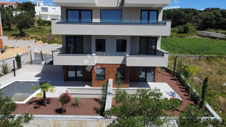 MODERAN PENTHOUSE s čarobnim pogledom, u blizini mora – Novo