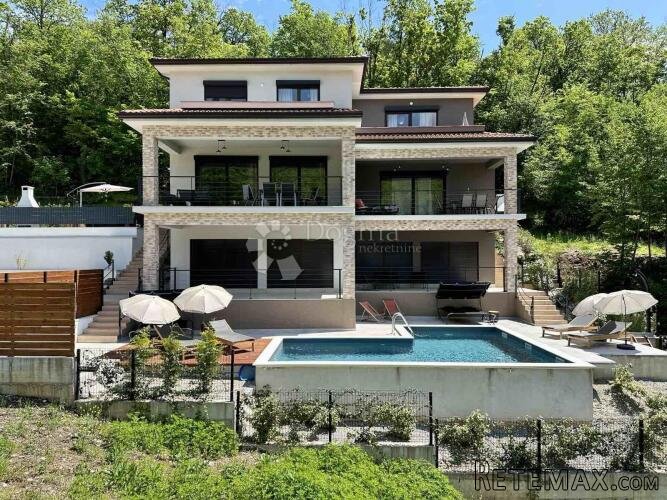 VEPRINAC – CHARMING STONE HOUSE WITH A POOL