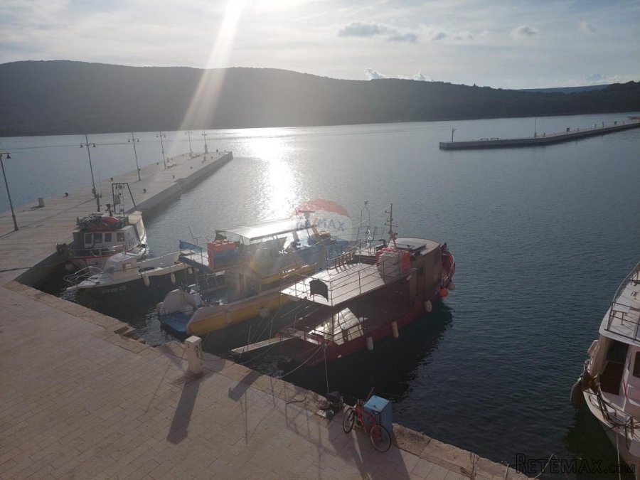 Cres, 3 skl stan na rivi od 87 m2, prvi red do mora - 10