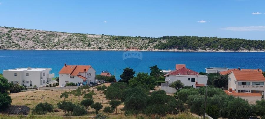 Rab, Barbat - potkrovlje s velikom terasom, blizina plaže