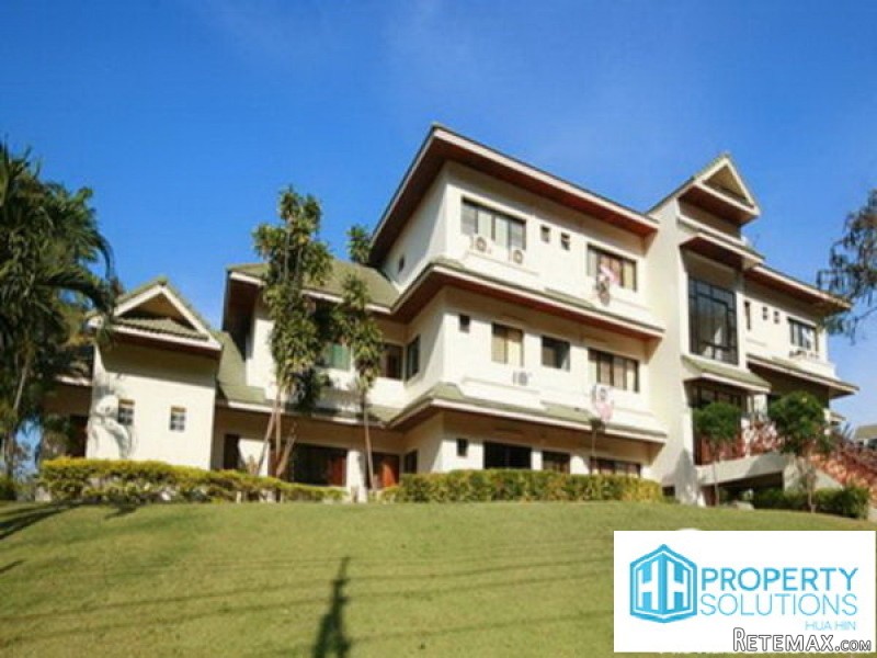 Beautifully Refurbished Condo On Golf..