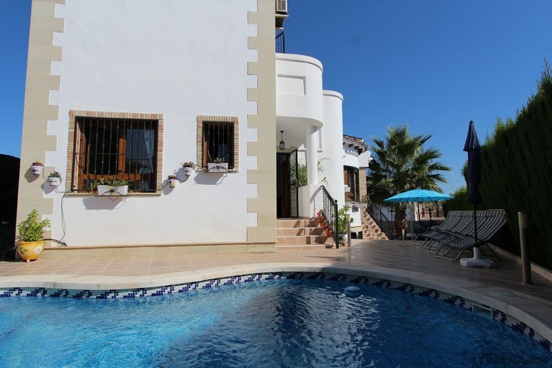 5 Bedrooms - Villa - Alicante - For Sale