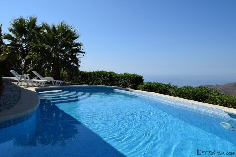 Villa for Sale in Moclinejo 550.000.. - 2
