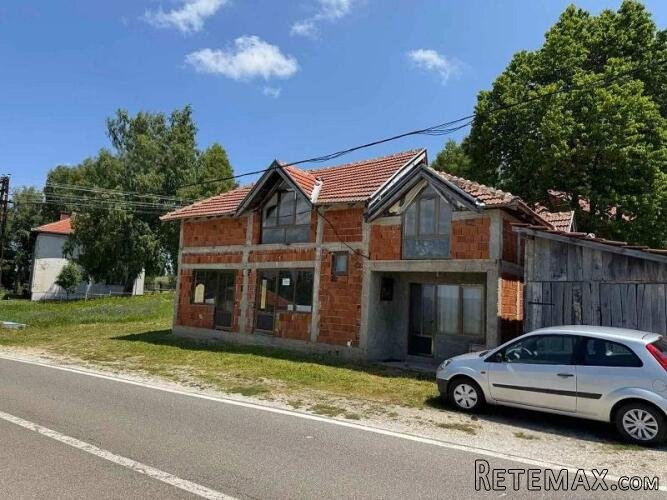 Vikendica sa poslovnim prostorom na Vlasinskom jezeru