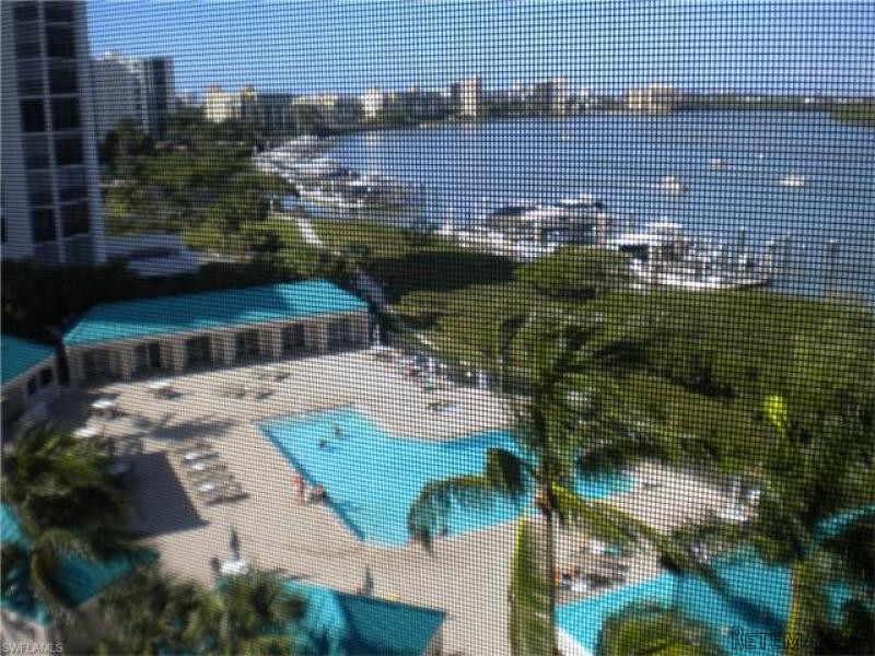 2 bedroom Condominium For Sale: Fort..