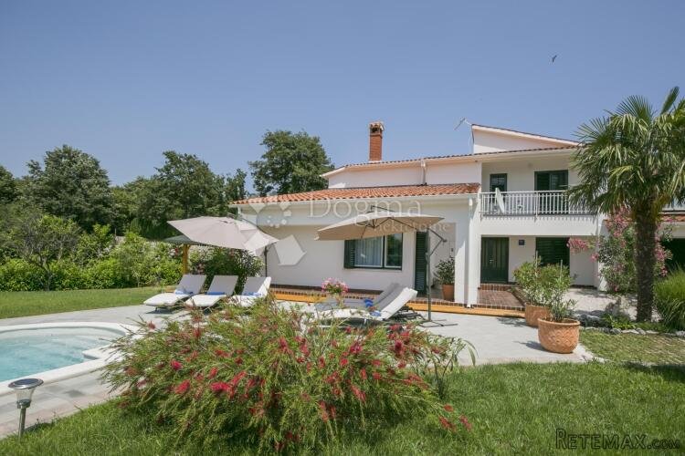 PREKRASNA VILLA SA BAZENOM I PROSTRANOM OKUĆNICOM, U BLIZIN - 2