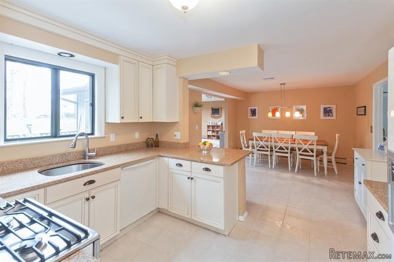 3 bedroom House For Sale: 121.. - 2