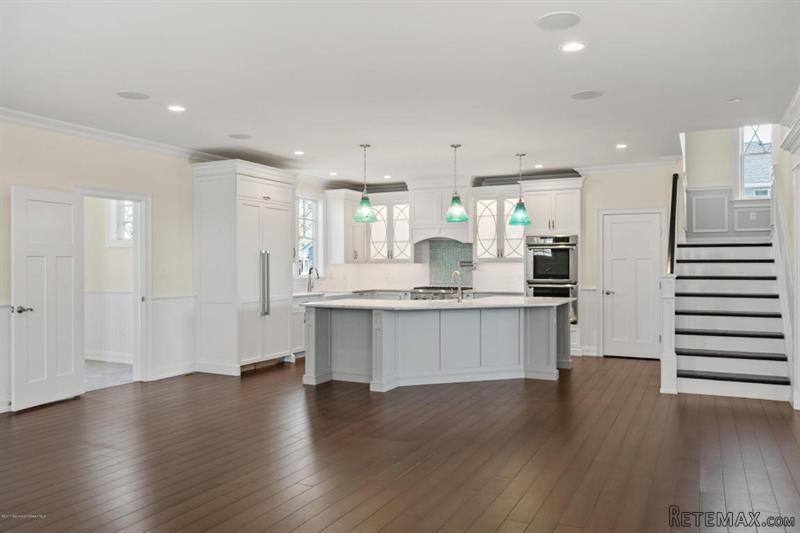 5 bedroom Detached House For Sale: 107..