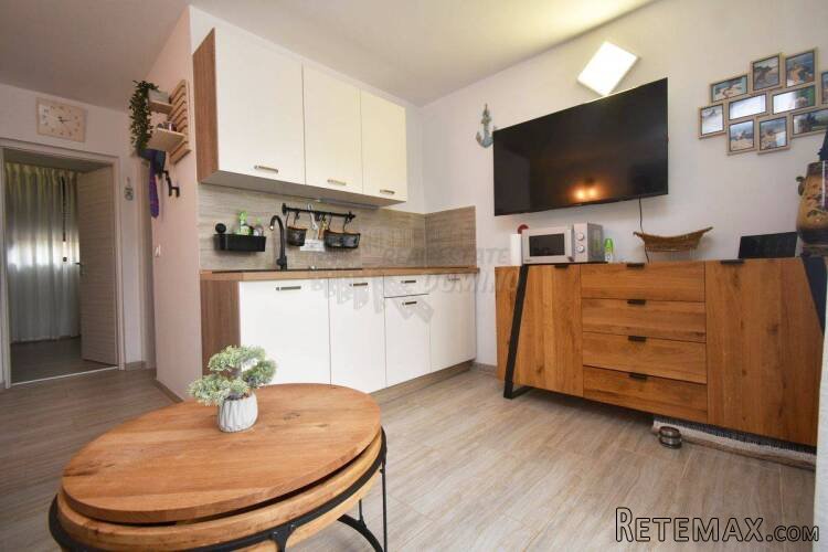 Prekrasan apartman s terasom na 200 metara od mora! Otok..