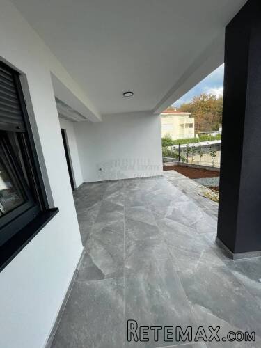 Prekrasan apartman u novogradnji s vrtom!