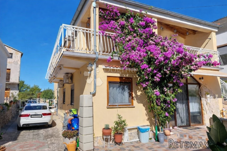 VODICE, Predivna kuća s tri stambene jedinice - 2