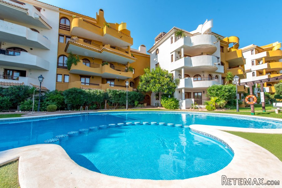 El apartamento cuenta con 157m2 construidos y es de estilo..