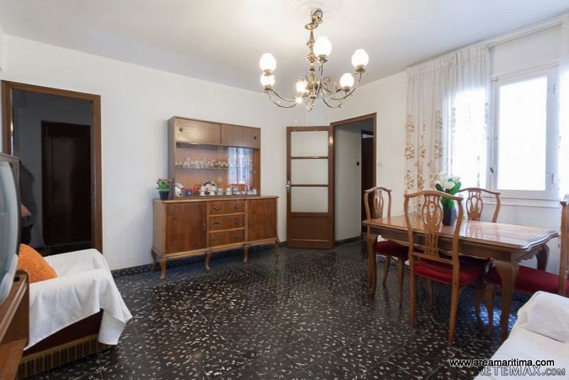 Big flat for sale, to update your..