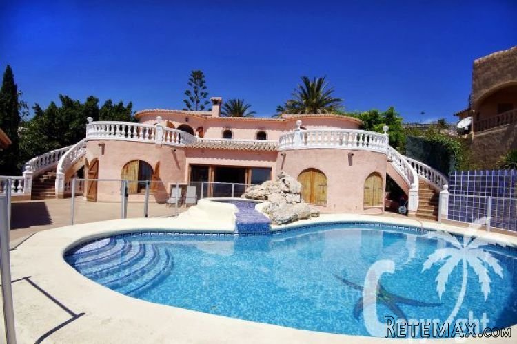 On an impressing plot, first line sea, we find this 5 bed.. - 2