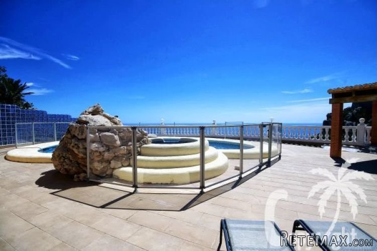 On an impressing plot, first line sea, we find this 5 bed.. - 3
