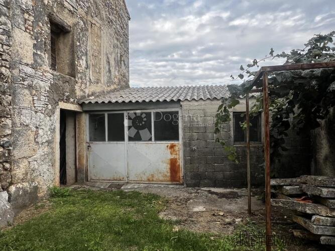 RUŠEVINA U NIZU SA POGLEDOM - 3