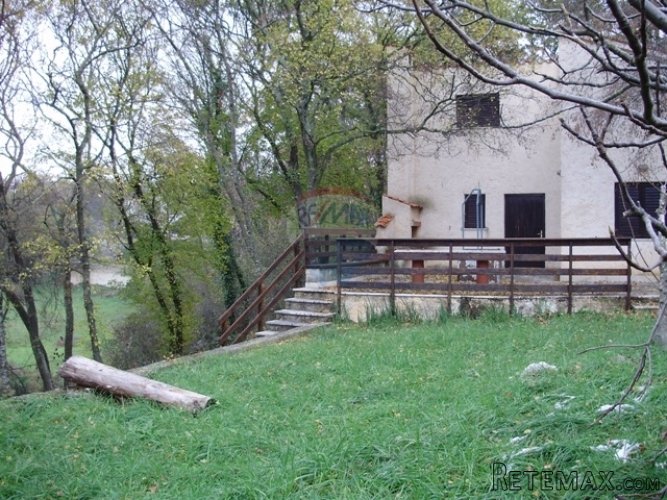 ISTRA,LOBORIKA - KUĆA OKRUŽENA ZELENILOM