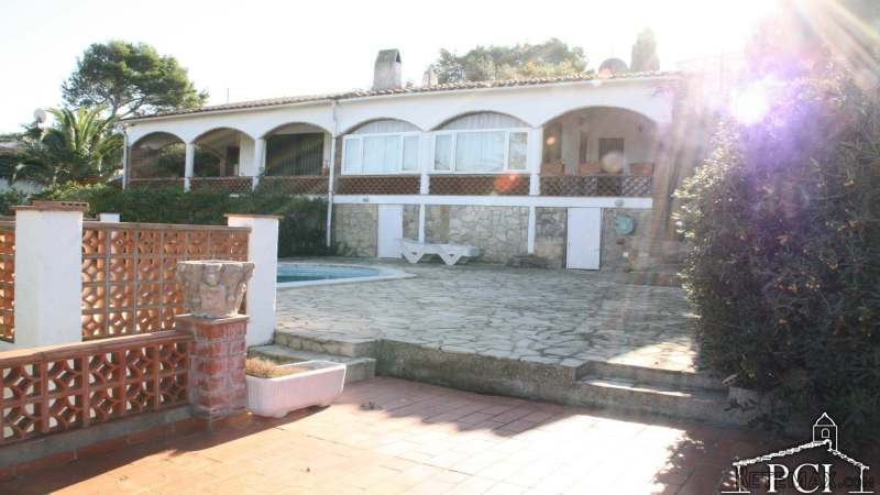 /090 Semi detached house with private..
