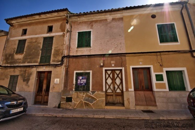 Townhouse to renovate in Pollensa Built área :112,62m2 ;..