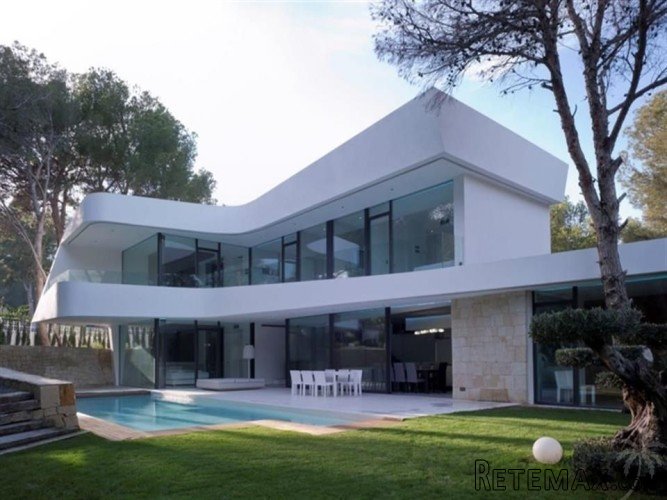This modern villa is located only a few hundred meteres..