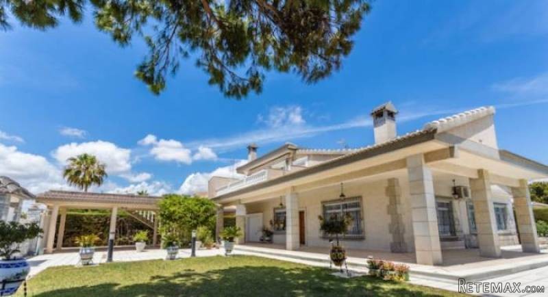 6 Bedroom 3 Bathroom Villa In La Zenia..
