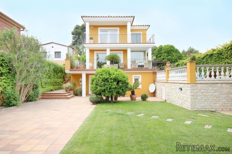 Detached, charming house in the quiet..