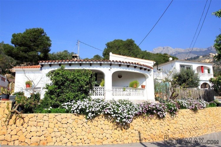 This well maintained property is located within walking..