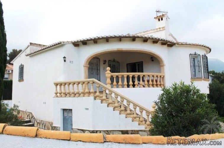 Detached property built in 1998 on a well located plot..