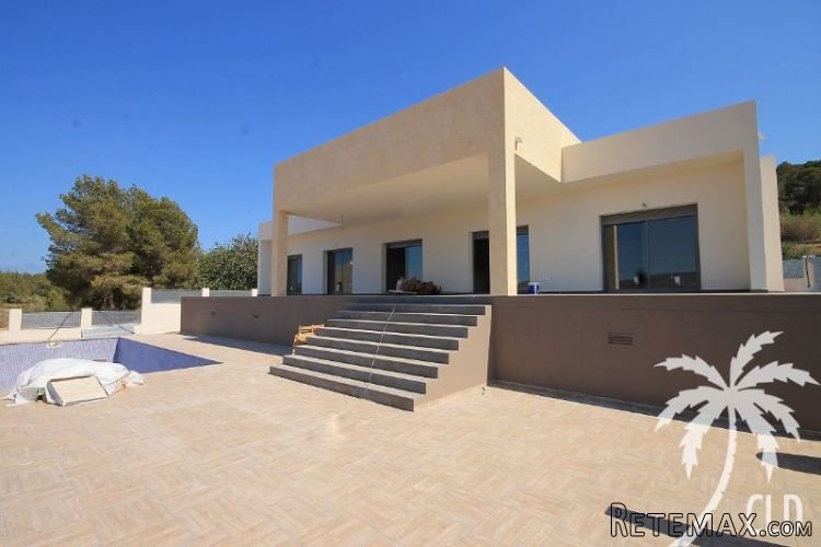 Strategically located midway between the Arenal Sandy beach.. - 2