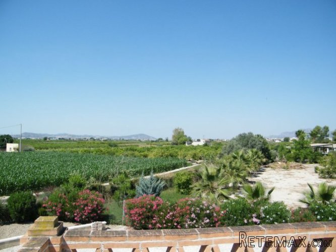 This charming 3 bedroom, detached country house sits on a.. - 2