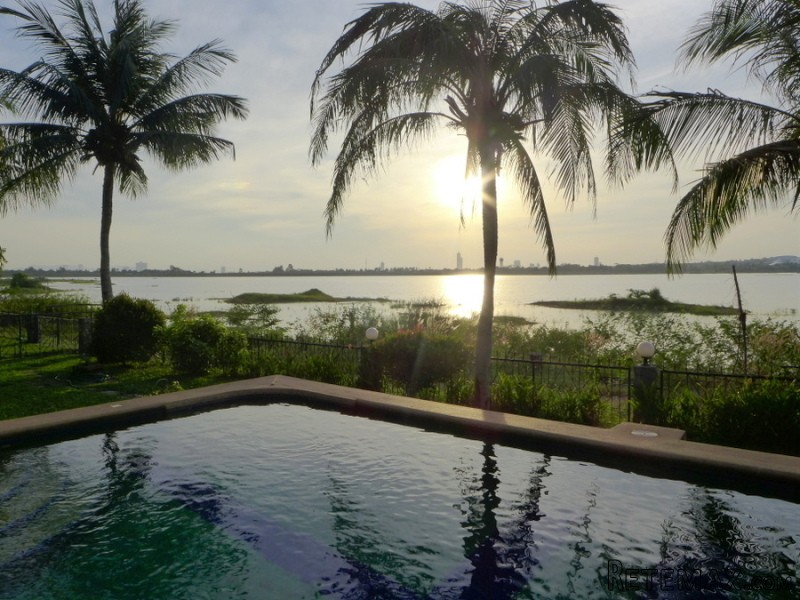 Beach front 3 bedroom villa right on a..