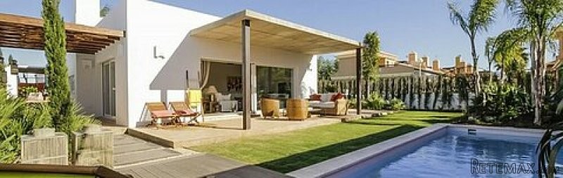 * ELEGANT AND CONTEMPORARY DETACHED..