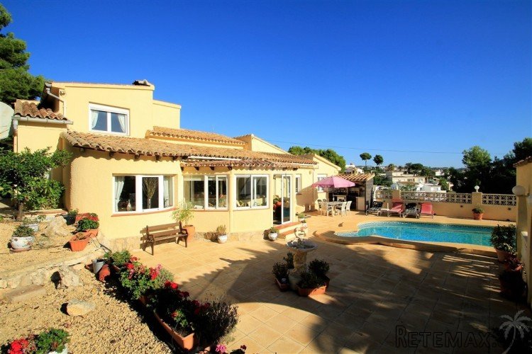 This well presented villa is situated in a quiet location.. - 2