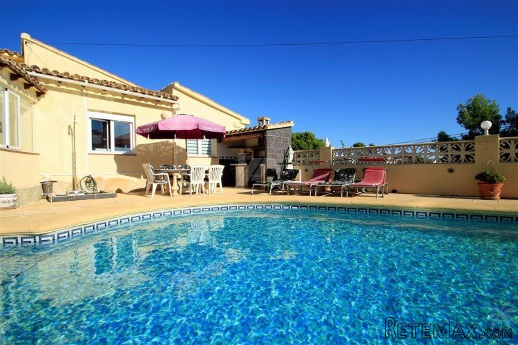 This well presented villa is situated in a quiet location.. - 3