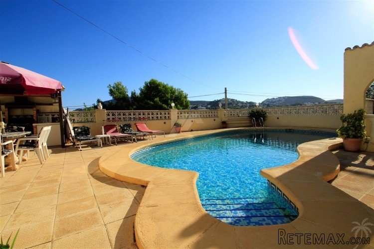 This well presented villa is situated in a quiet location.. - 4