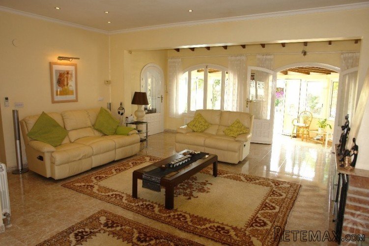 This well presented villa is situated in a quiet location.. - 6