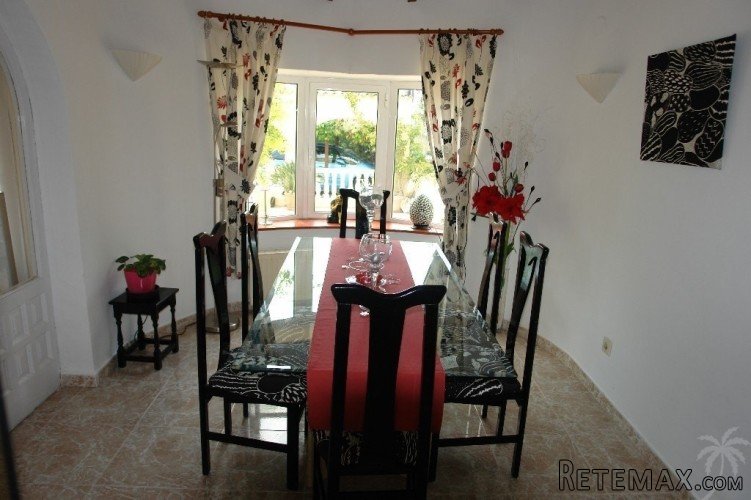 This well presented villa is situated in a quiet location.. - 7
