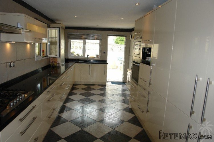 This well presented villa is situated in a quiet location.. - 8
